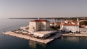 BO Hotel Palazzo: unternehmerischer Mut und die Rettung von 2002 Das BO Hotel Palazzo in erster Meereslage im historischen Stadtkern von Poreč, Istrien.